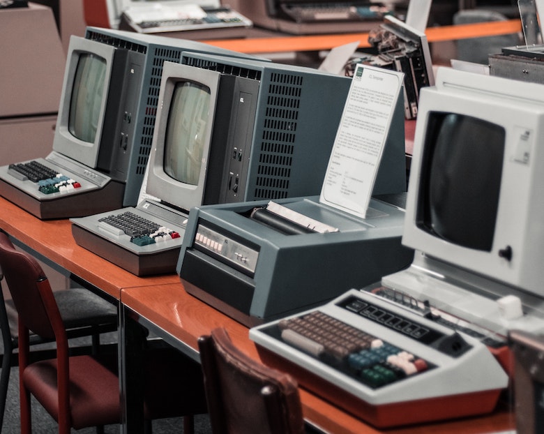 Was ist Edge Computing? Das Foto zeigt alte Computer aus einem Museum. 