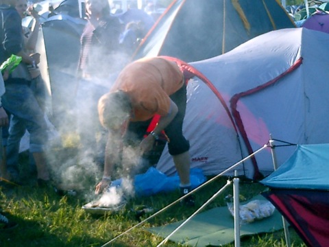 CIMG0017 Es kann der Festivalcamper nicht in Frieden leben - wenn es dem grillenden Nachbarn nicht gefällt.